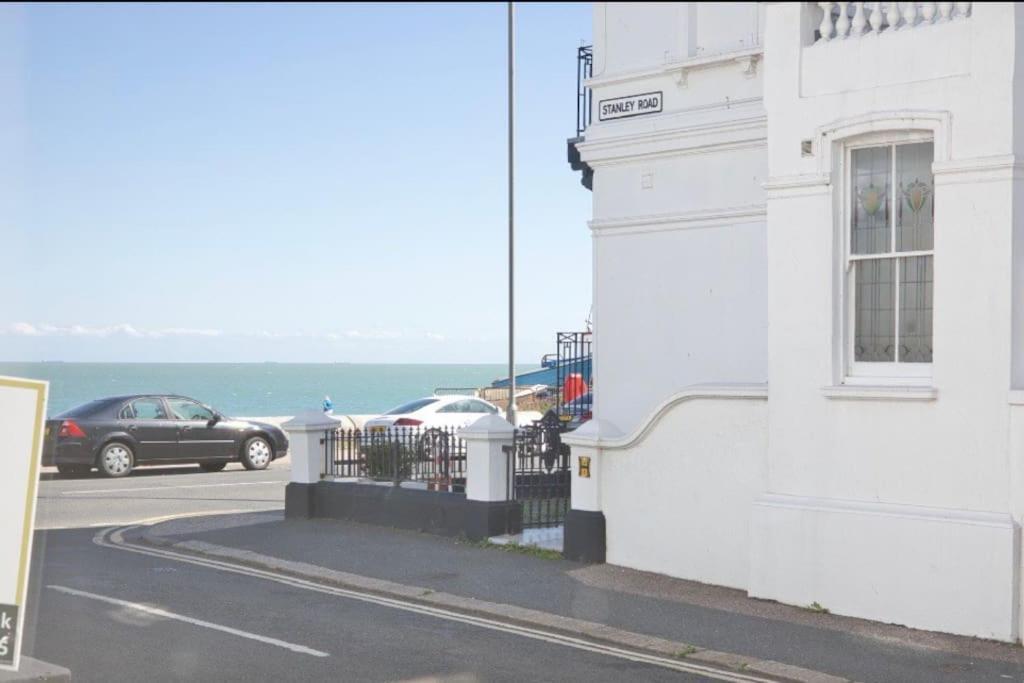 Stylish Beachfront Apartment In Historic Deal Exterior foto