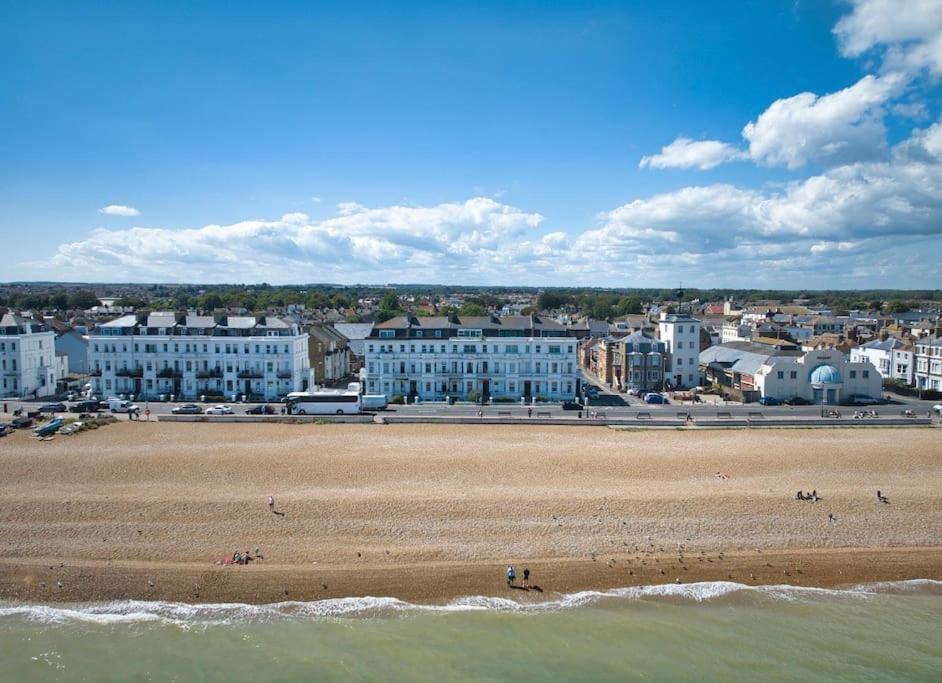 Stylish Beachfront Apartment In Historic Deal Exterior foto